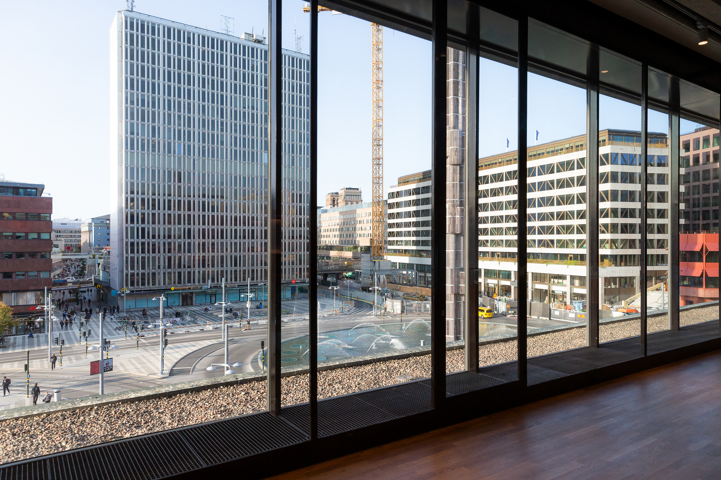 Fönster ut mot Sergels torg