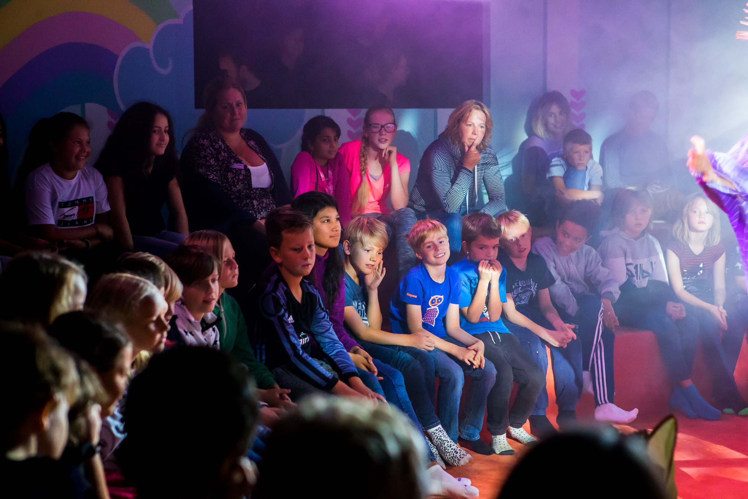 Barn som ser teater.