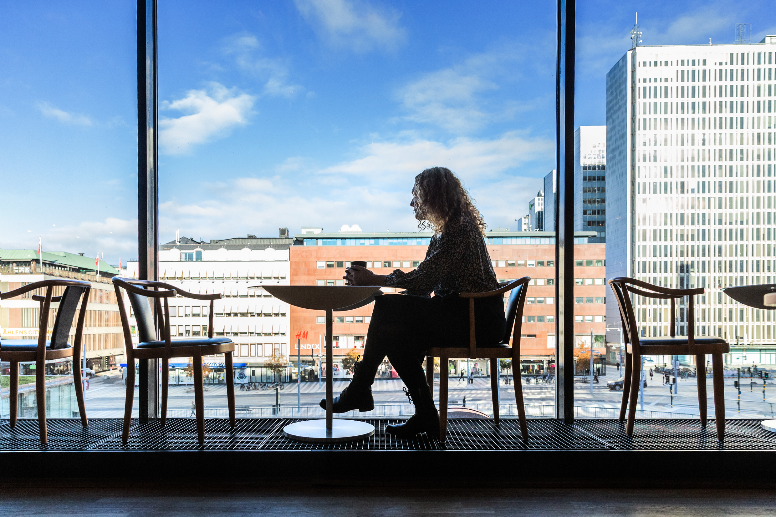 Kvinna vid bord på en av Kulturhuset Stadsteaterns restauranger