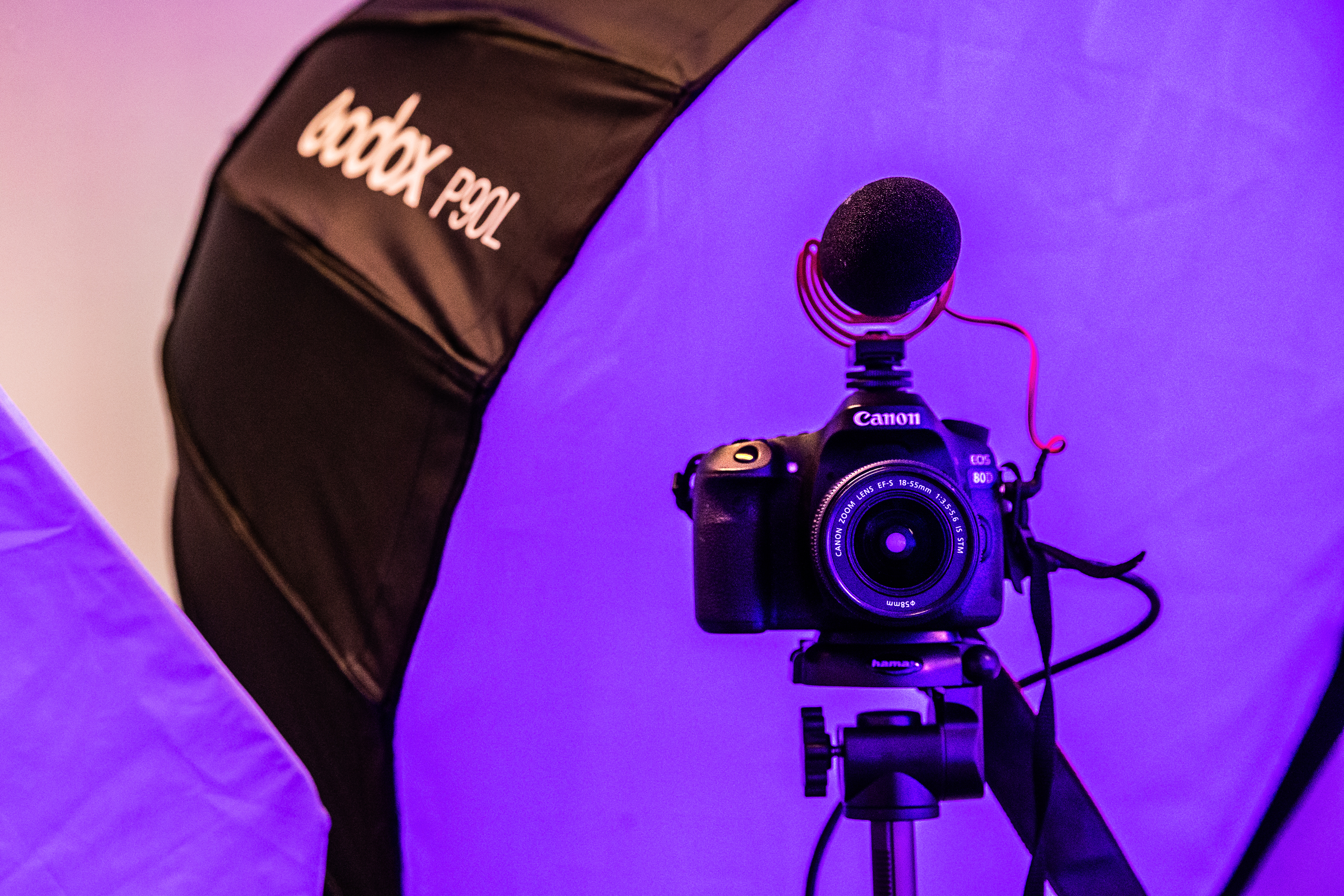 En kamera på ett stativ. 