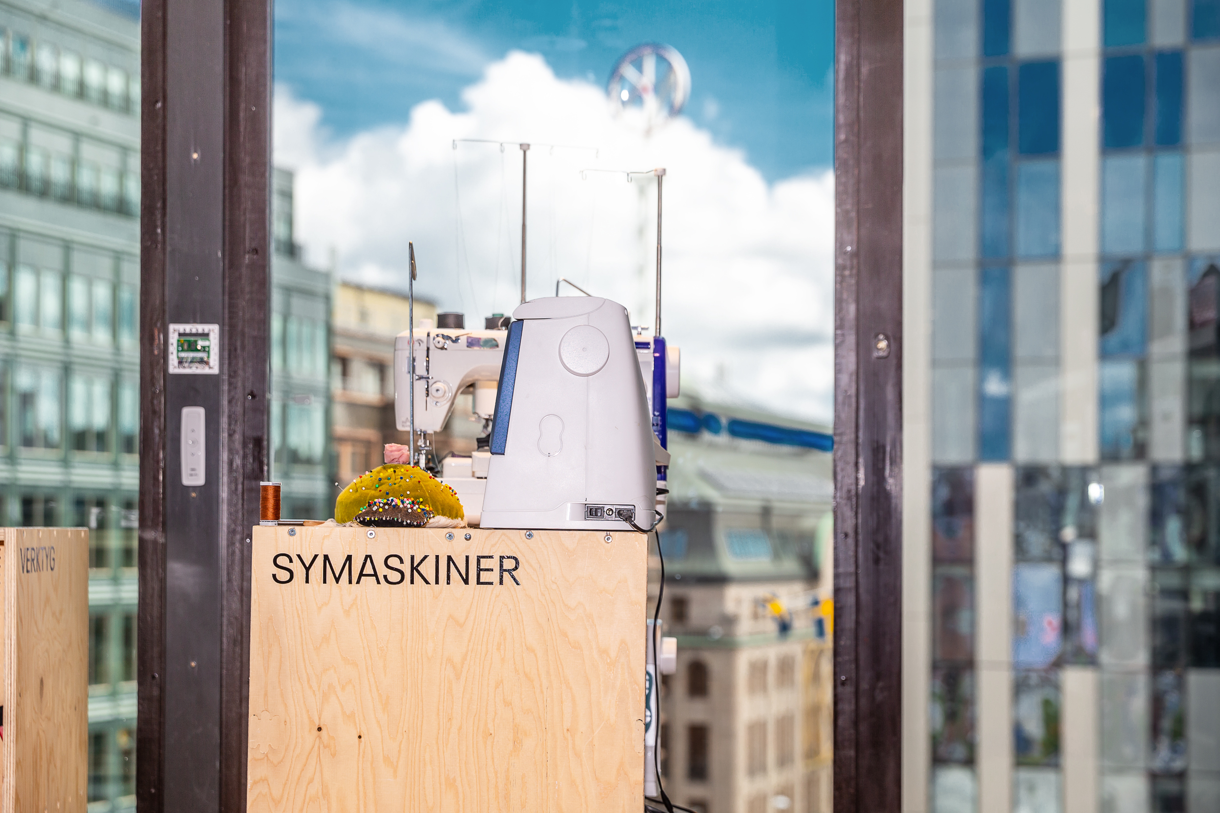 En symaskin står på en arbetsbänk. 