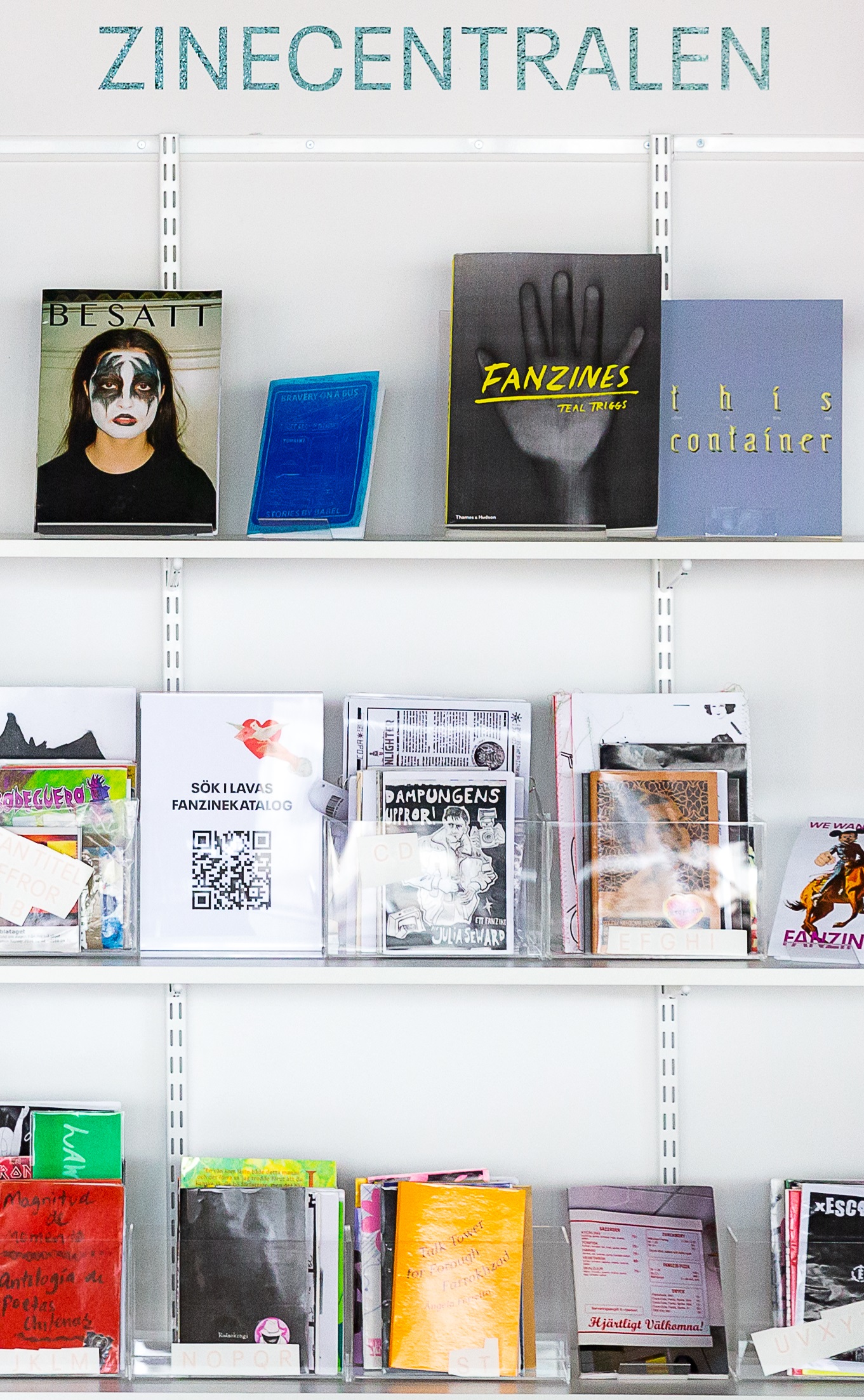 Böcker och tidningar på hyllor. 