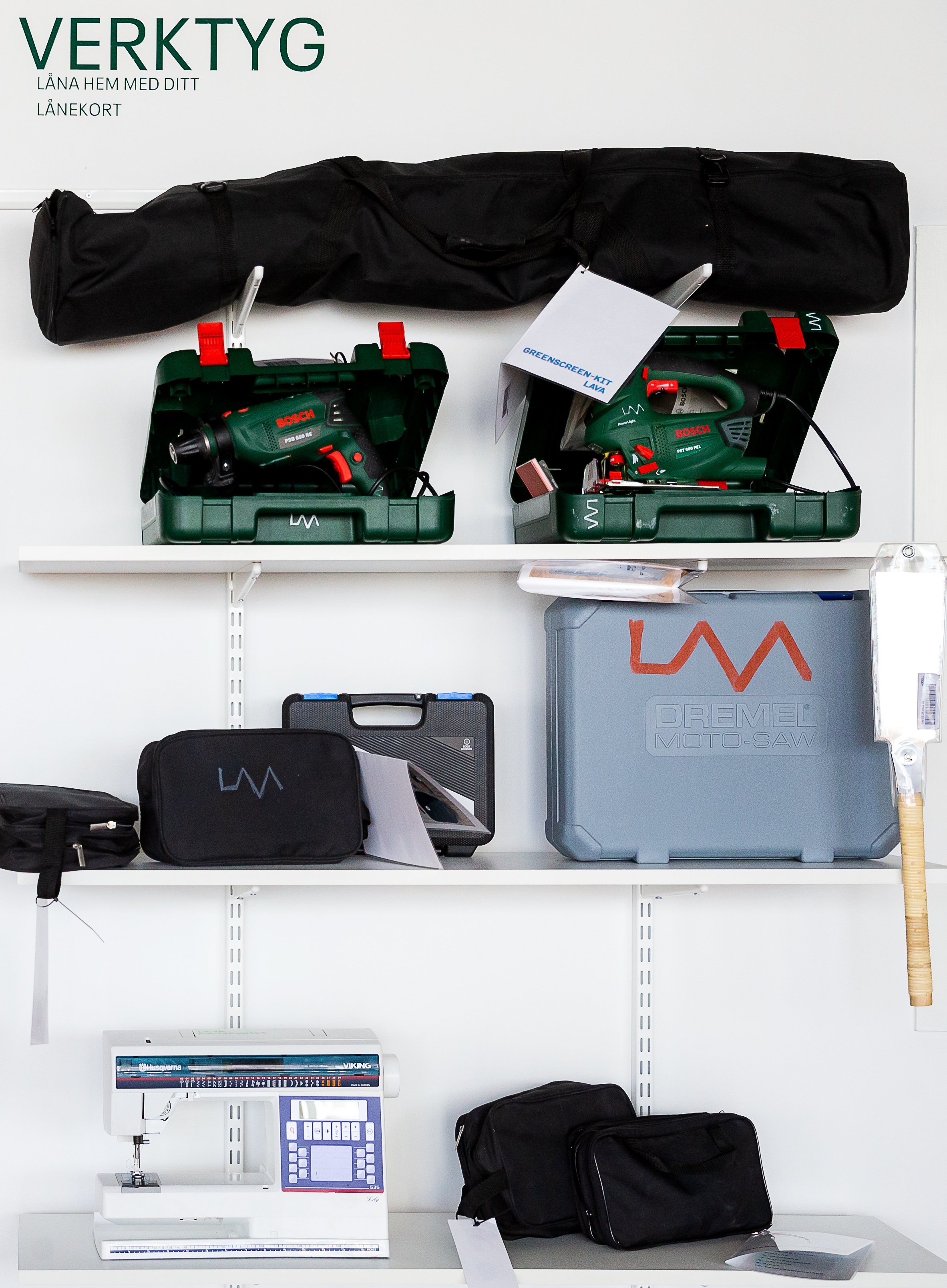 Verktyg upplagda på hyllor. 