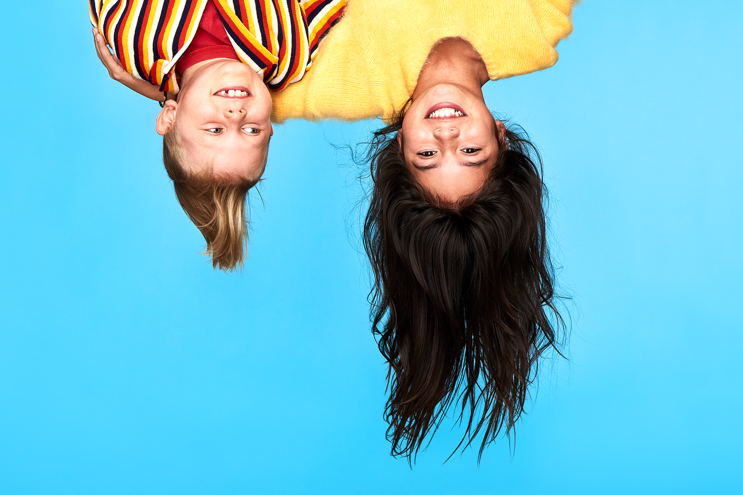 Två barn hänger uppochner.  