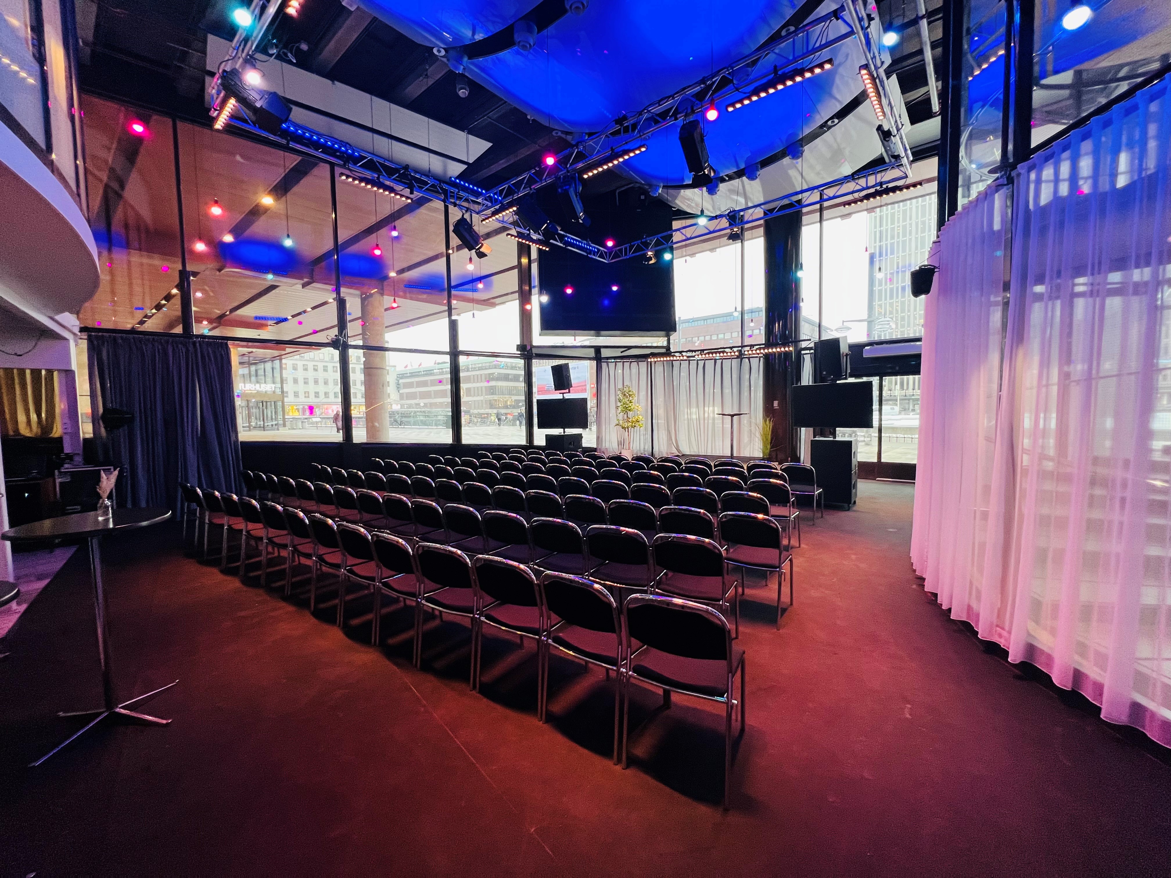 Bild på liten sal med stolar uppställda