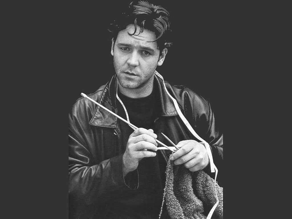 Svartvitt porträtt av en man som stickar