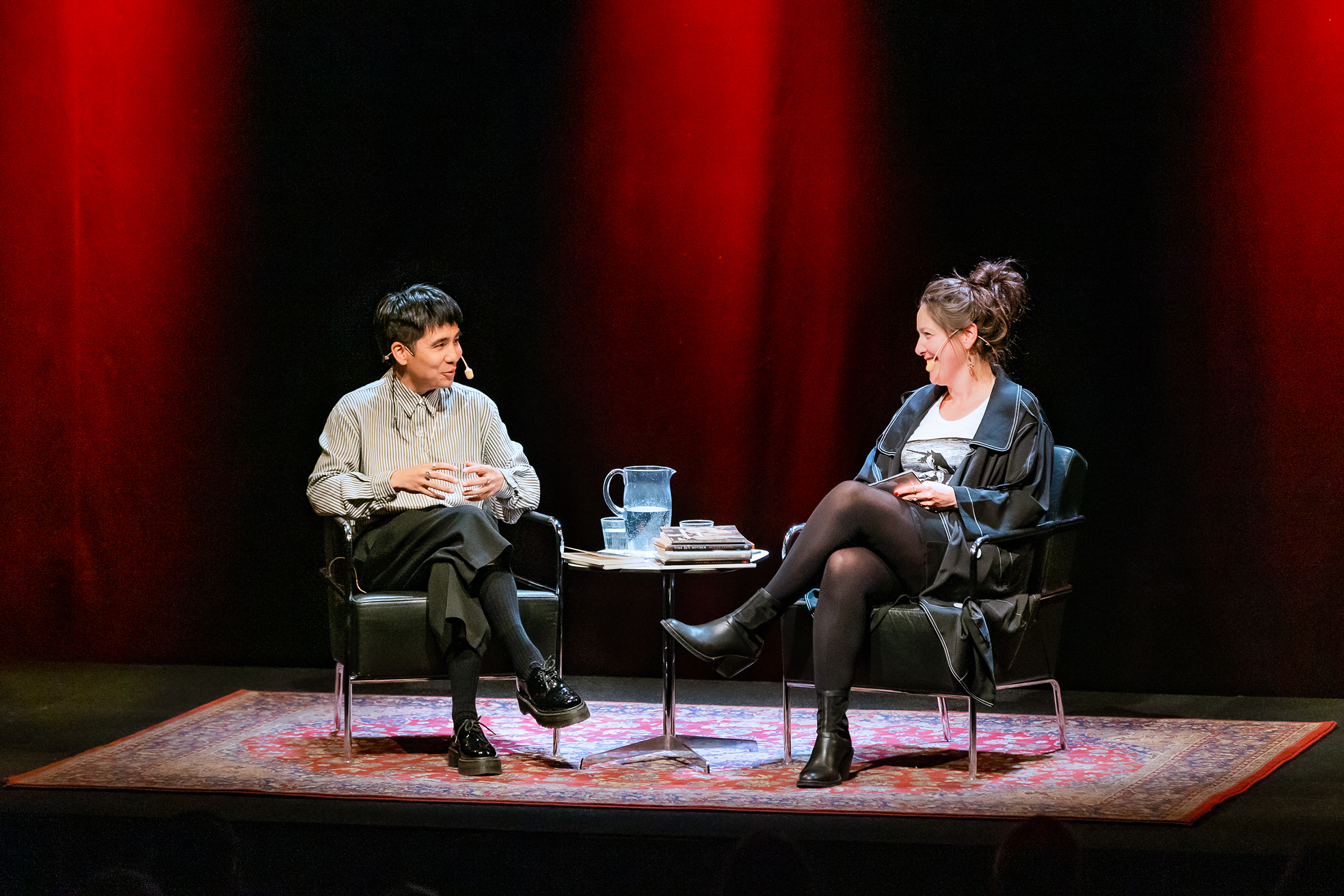 Författaren Ocean Vuong samtalar med Ida Linde på en scen. 