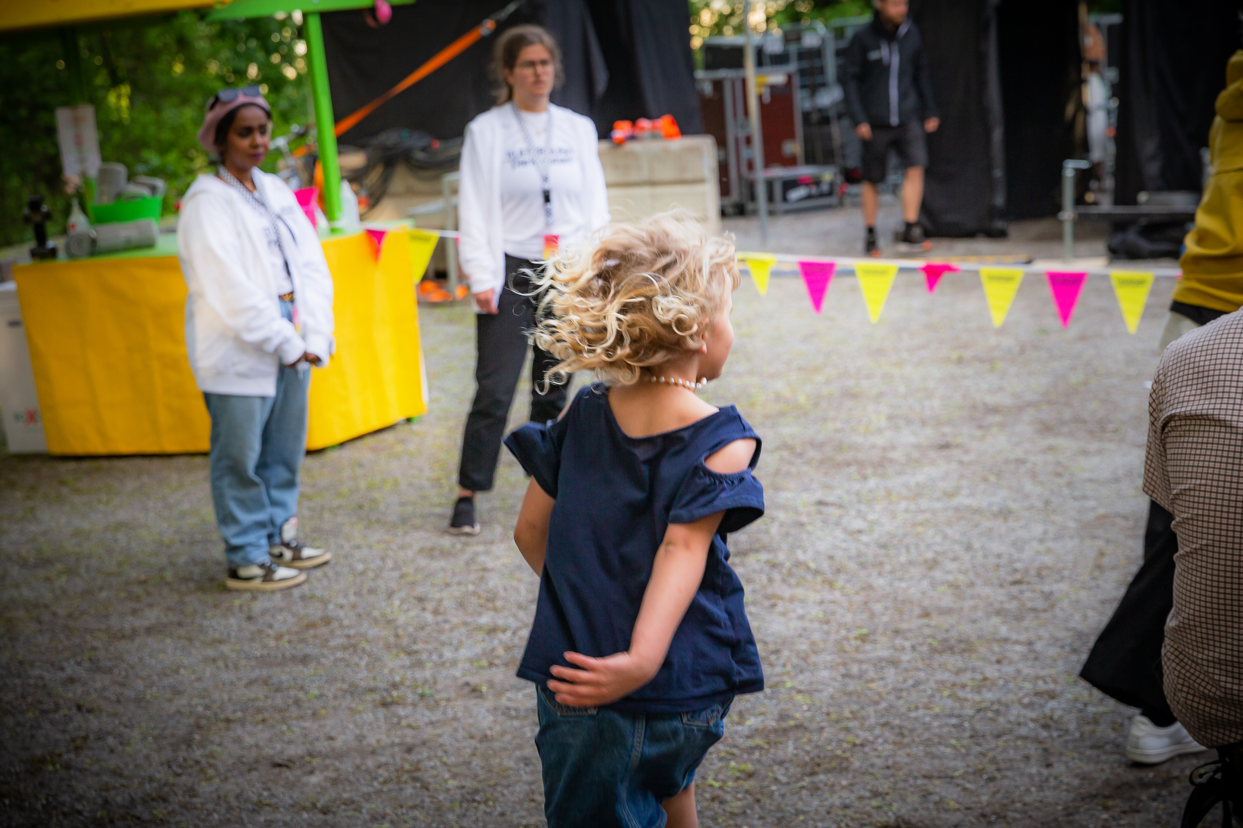 Ett barn som springer in till en spelplats