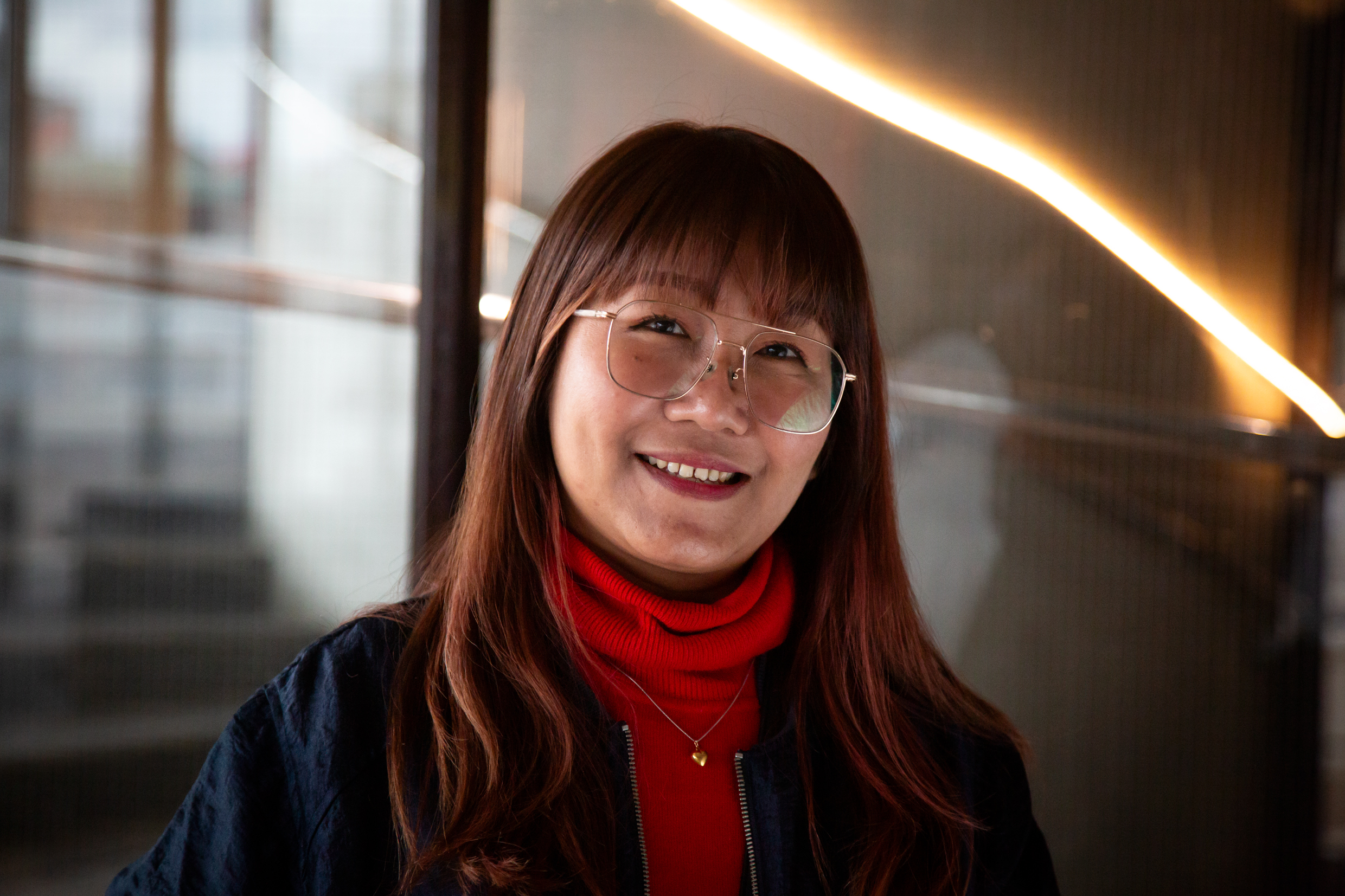 Porträttfoto på fristadskonstnären Mun Mun från Myanmar. 