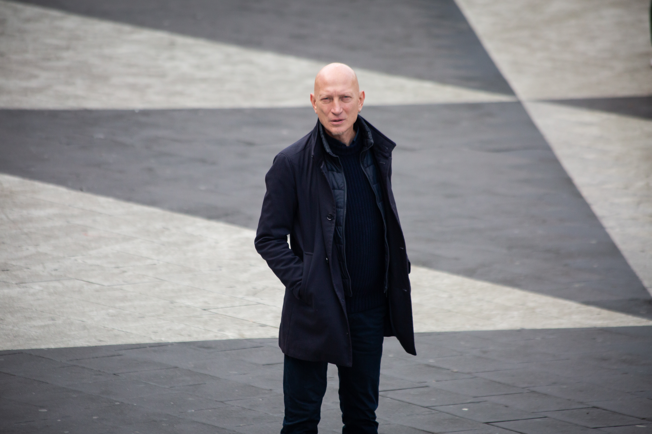 Musikern Evgeny Fedorov på Sergels torg utanför Kulturhuset i Stockholm. 