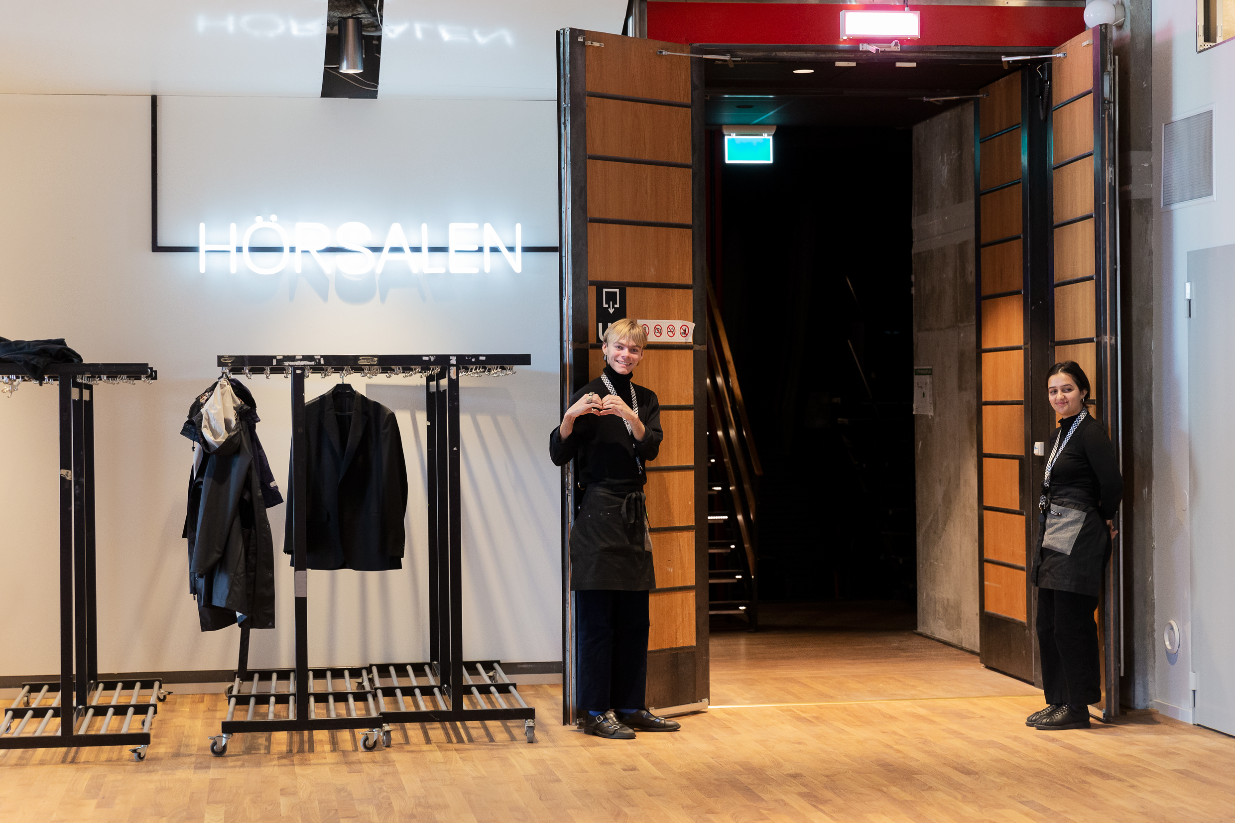 Två publikvärdar står vid entrén till en salong på Kulturhuset Stadsteatern i Stockholm