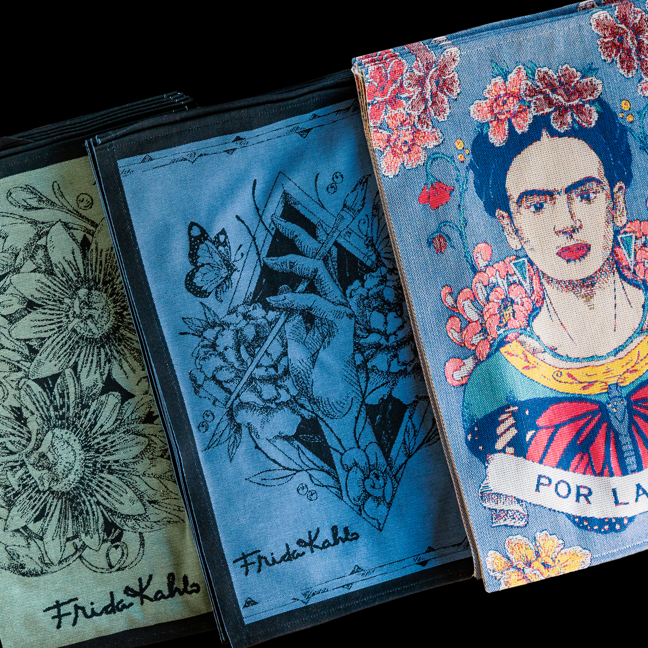  "Detaljrik textilkonst med motiv av Frida Kahlo och naturinspirerade mönster."