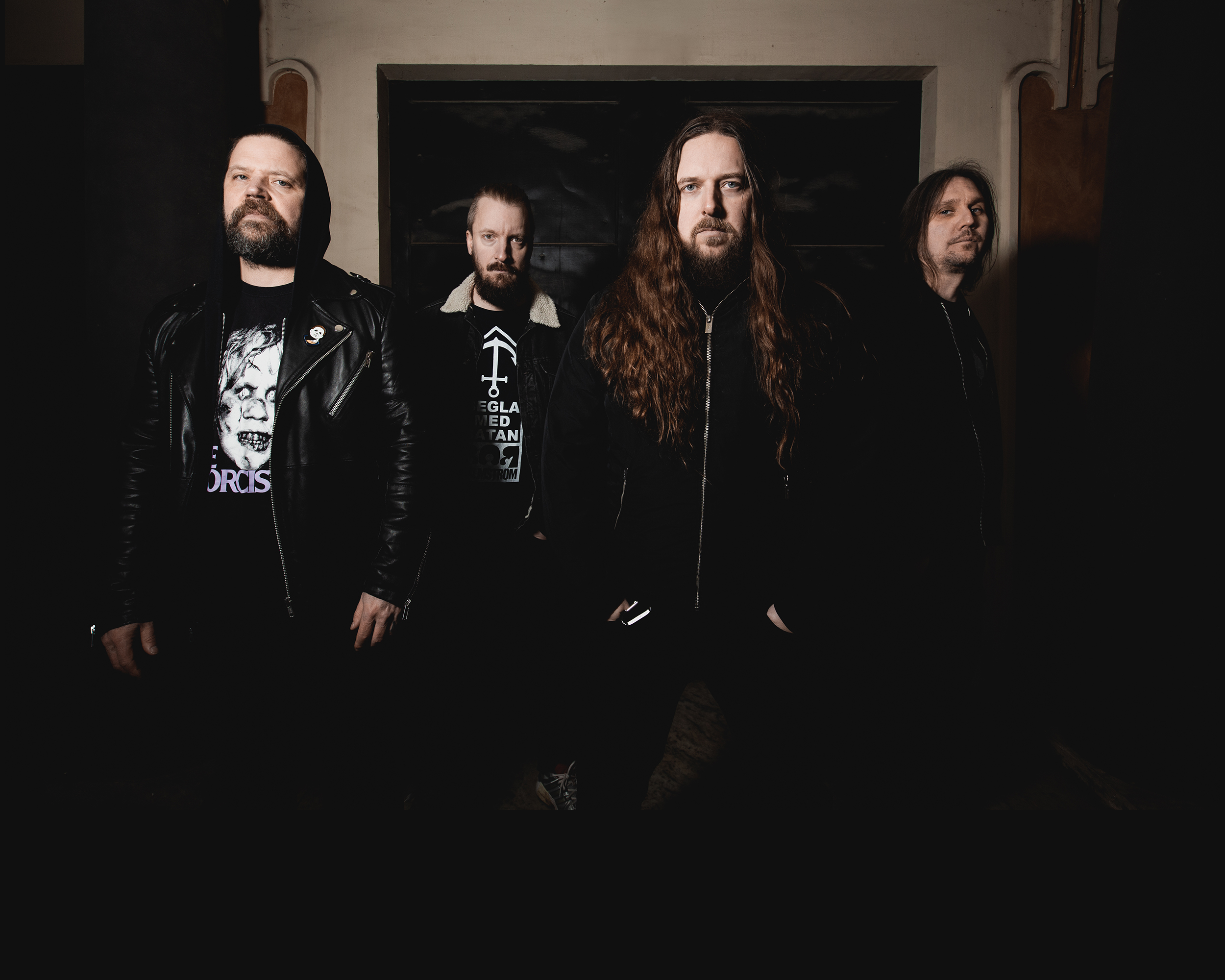 Fyra män står på rad