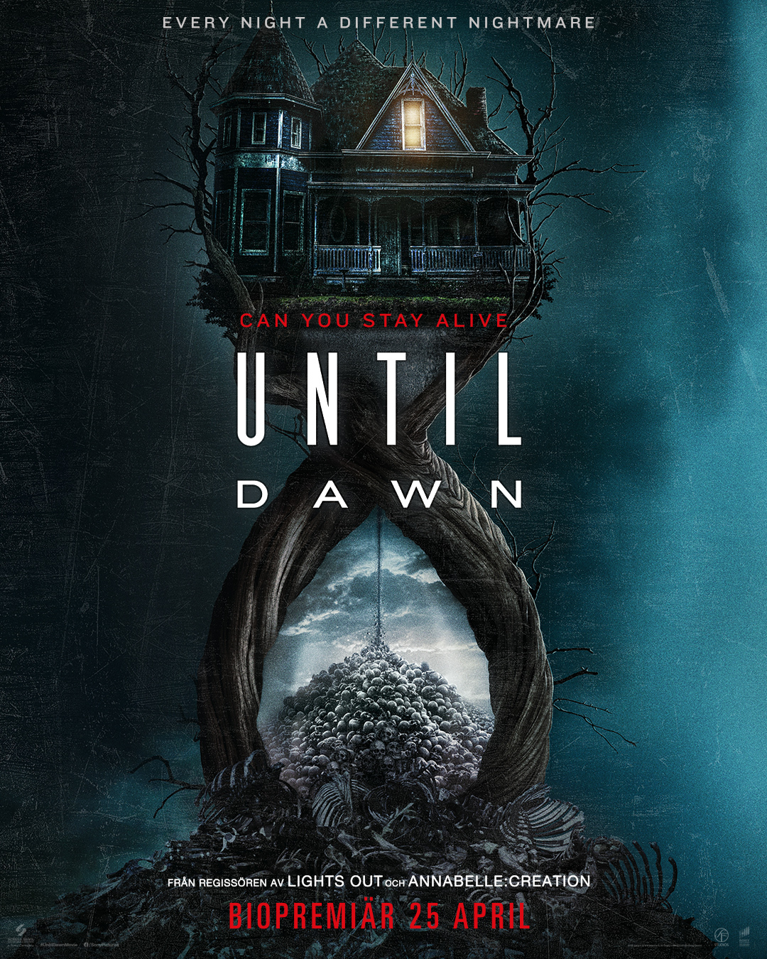 En affisch med en mörk och skrämmande stämning. Överst syns ett gammalt viktorianskt hus med ett enda fönster som lyser, placerat ovanpå en trädliknande struktur. Nedanför bildar rötter en form som liknar ett timglas, där den nedre delen är fylld med dödskallar som strömmar ner från toppen. Texten inkluderar titeln Until Dawn, en tagline som frågar om man kan överleva, samt information om biopremiären den 25 april.