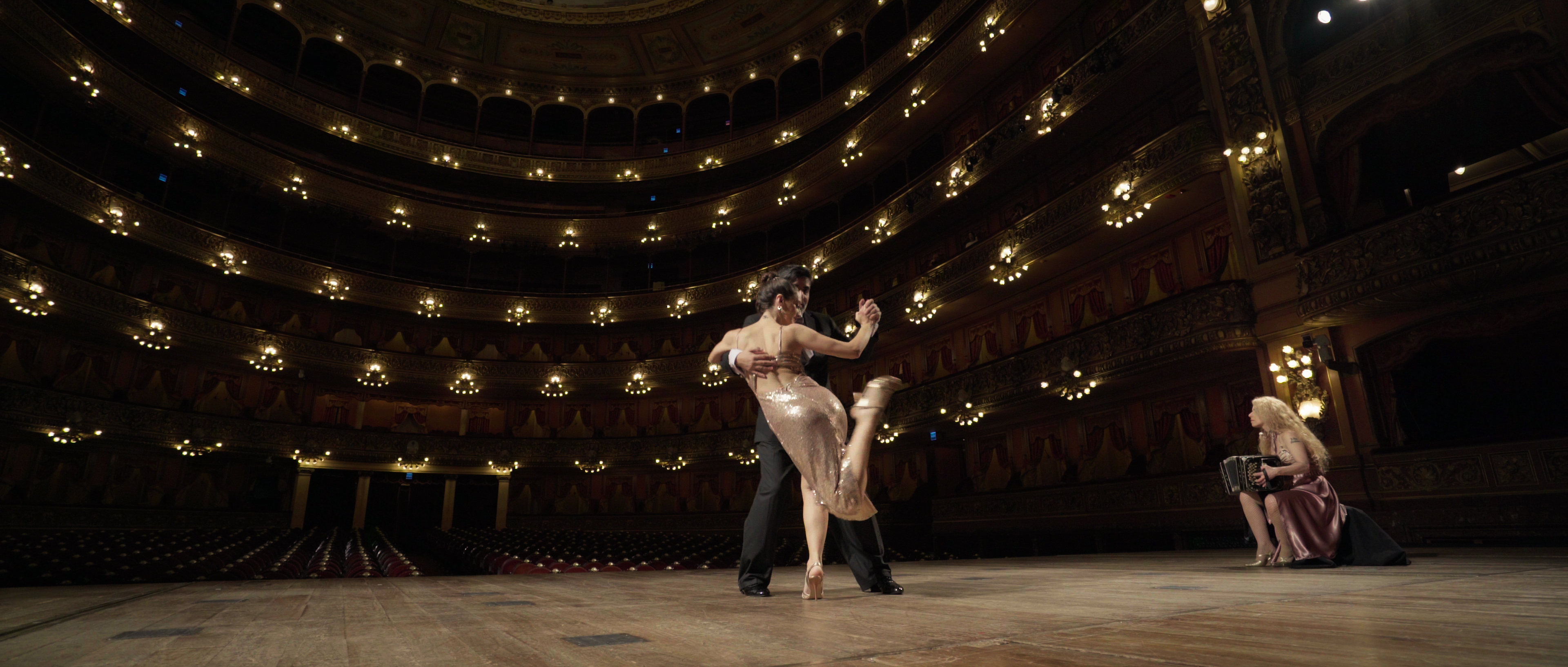 Ett par dansar tango på en stor scen.