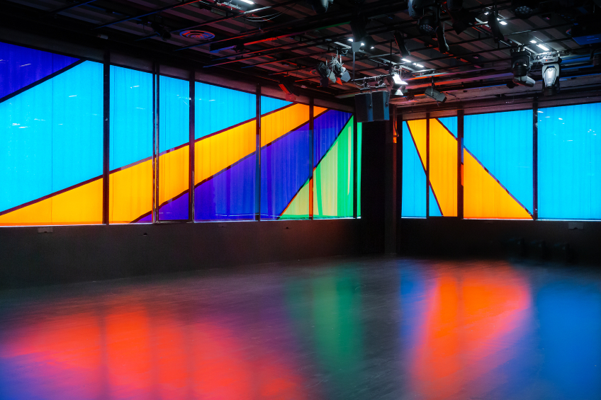 Draperier i olika färger av Olle Baertling.