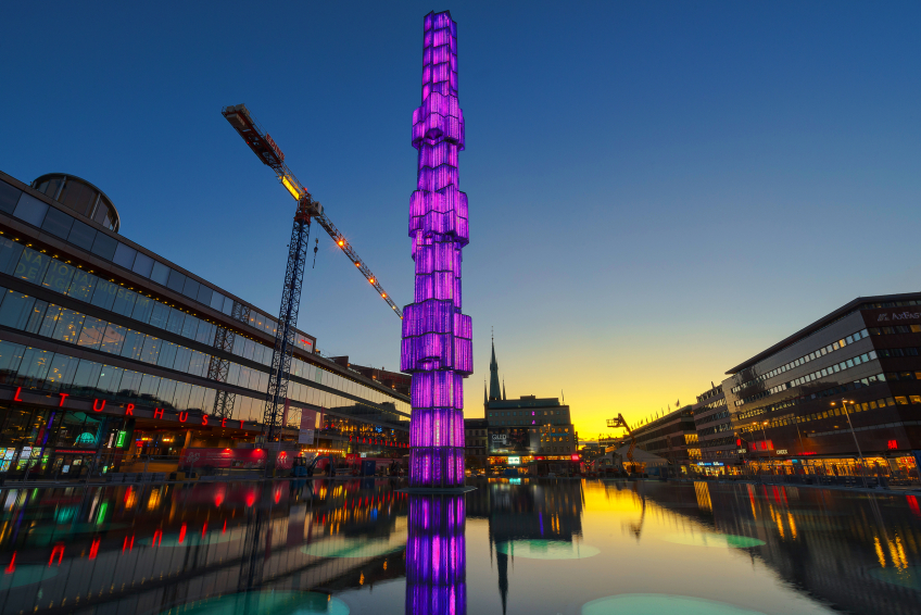 Kristallvertikalaccent i glas och stål i Sergelfontänen. 