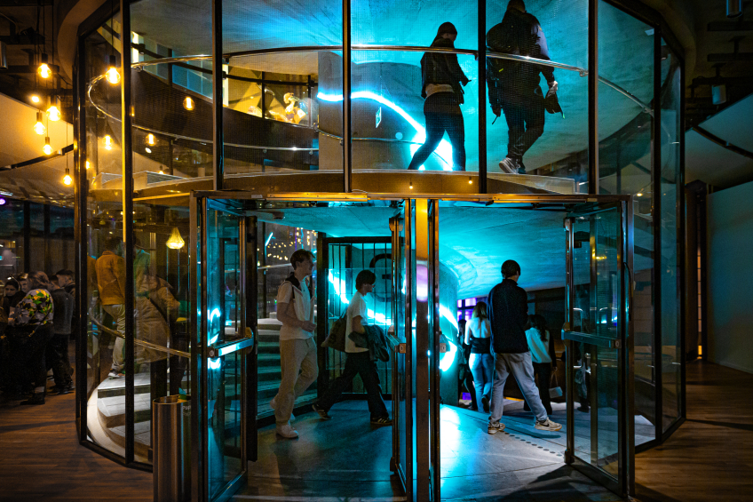 Cluster, ett ljuskonstverk av Ivan Wahren