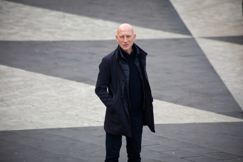 Musikern Evgeny Fedorov på Sergels torg utanför Kulturhuset i Stockholm. 