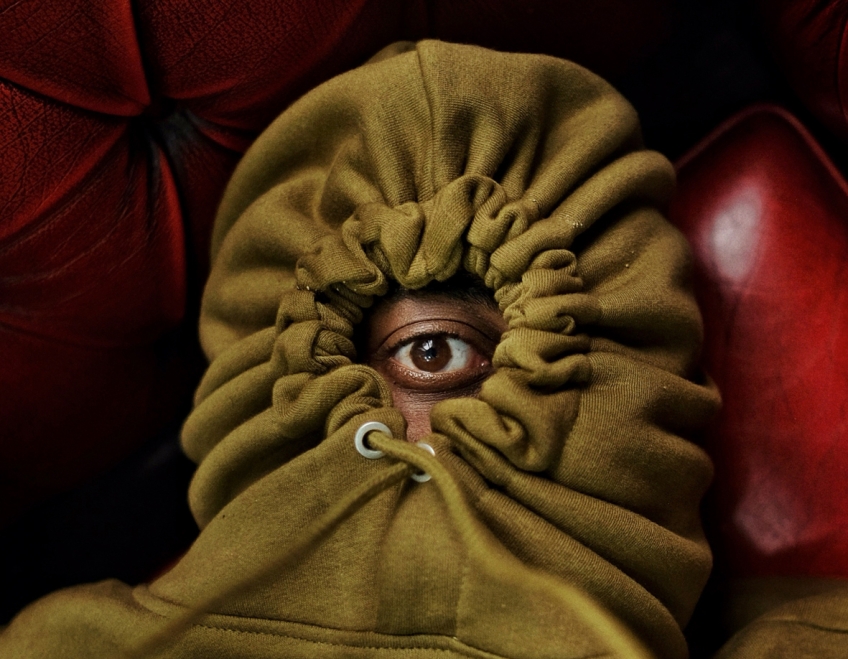 Öga tittar fram ur hoodie