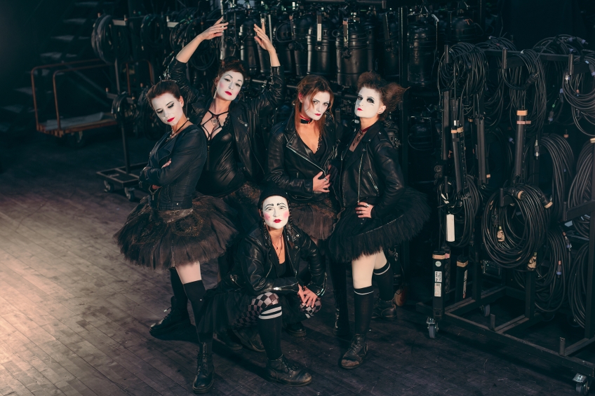 Medlemmar i Dakh Daughters i svarta kläder och vitsminkade ansikten