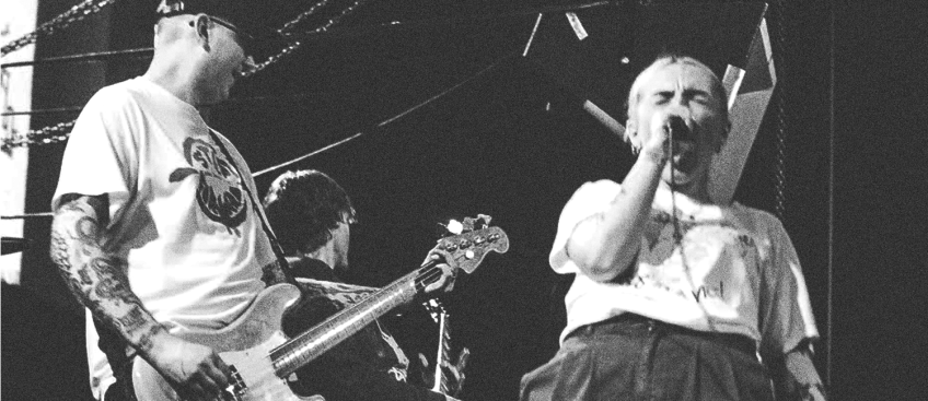 Bilden föreställer två personer på en scen