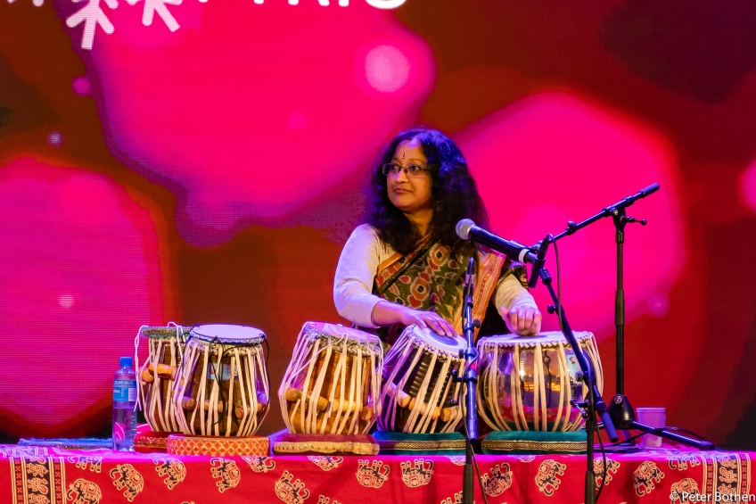 en kvinna spelar på trummor