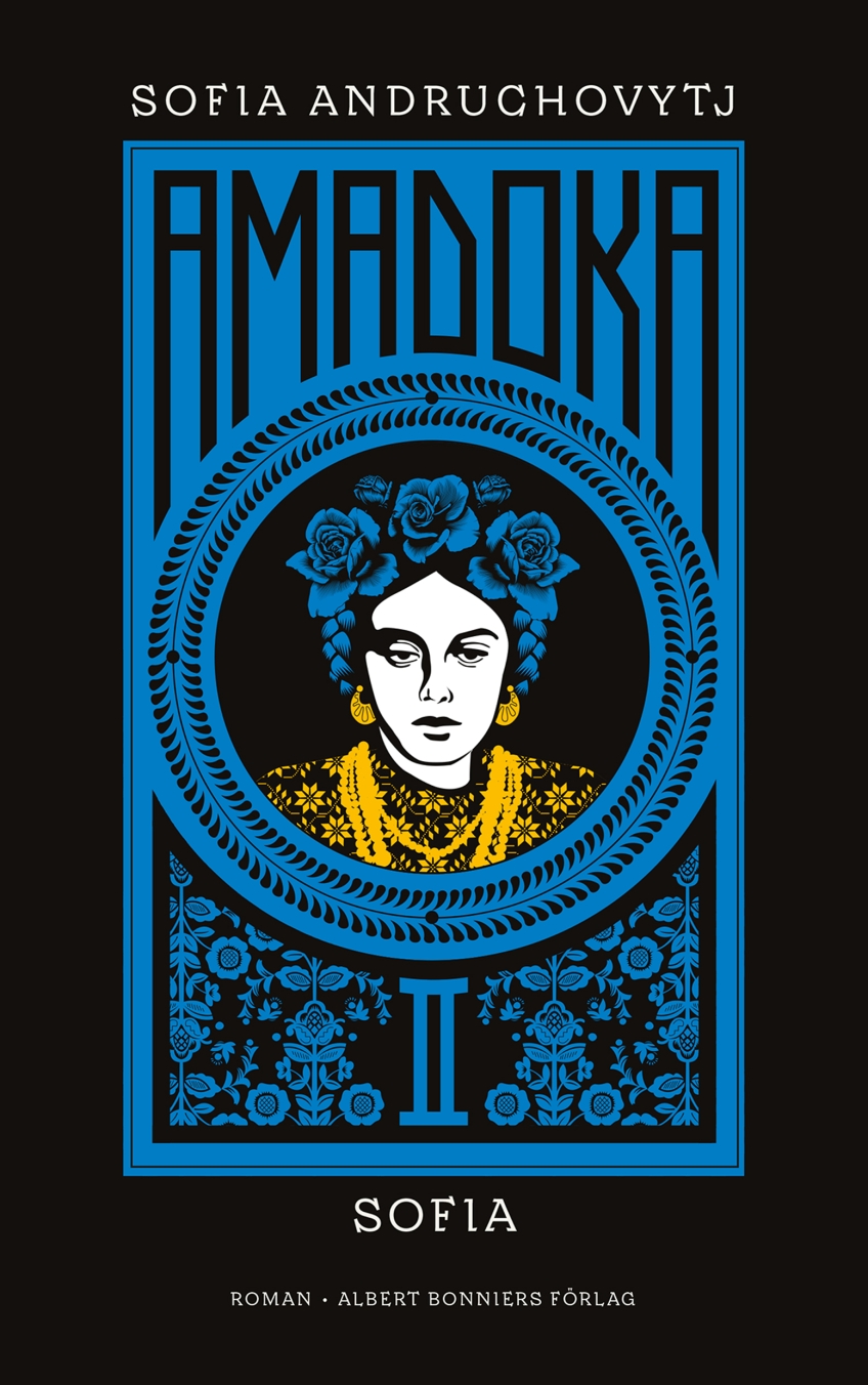 Illustration i blått och gult av kvinna med flätor och blommor i håret, omgiven av dekorativ ram.