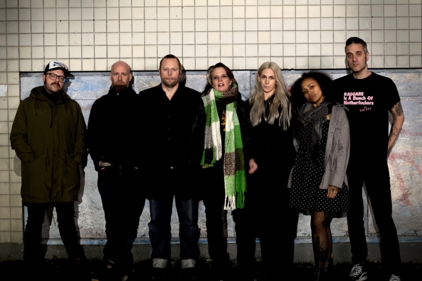 Sju personer står på rad