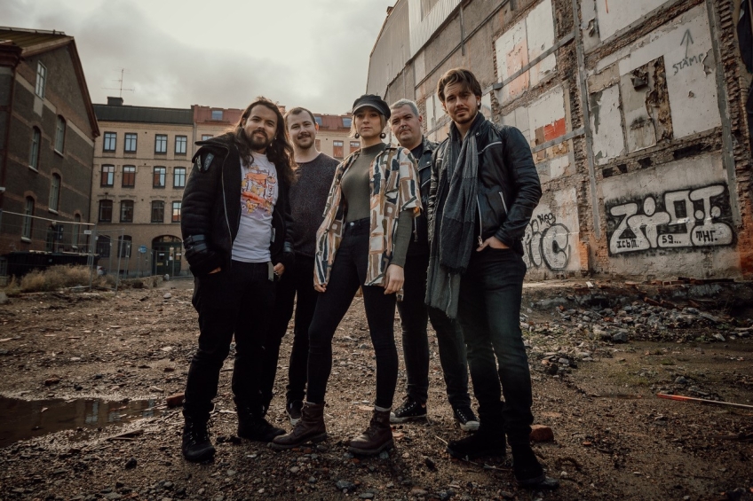 Fem person poserar på en rivningsplats