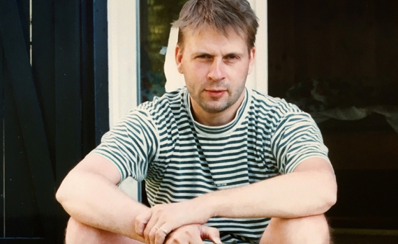 Benny Fredriksson sittandes med en mugg i handen. 