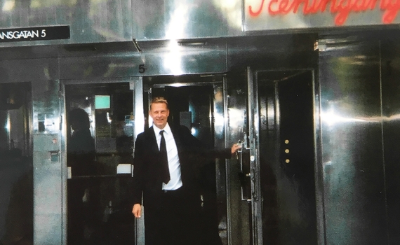 Benny Fredriksson vid Stadsteaterns personalentré. 