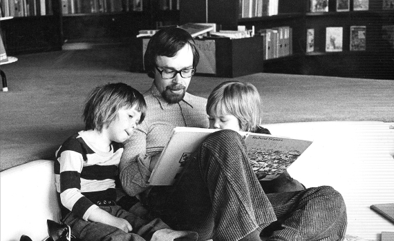 Förälder och barn läser tillsammans. 