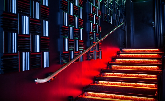 Upplyst trappa i biografen Klarabiografen. 