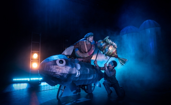 Skådespelare på scen i föreställningen Ett frö i rymden. 