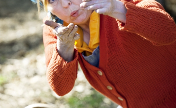 En skådespelare från Marionetteatern i en föreställning utomhus. 