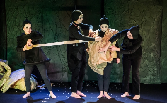 Skådespelare på scen i pjäsen Papper. 