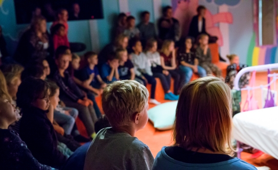 Barn som ser en teaterföreställning.