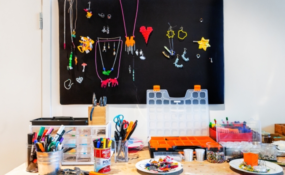 Smycken, verktyg, pennor med mera från ateljén i bibliotek TioTretton. 