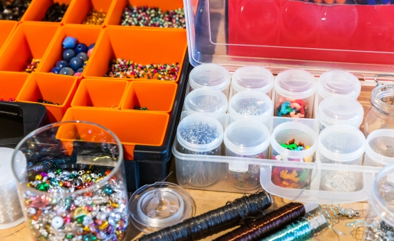 Pärlor och trådar i ateljén på bibliotek TioTretton. 