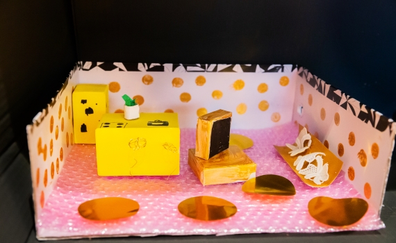 Ett hem i miniatyr, från ateljén i bibliotek TioTretton. 