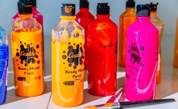 Färgburkar i ateljén i bibliotek TioTretton.  