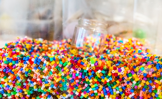 Pärlor i ateljén i bibliotek TioTretton. 