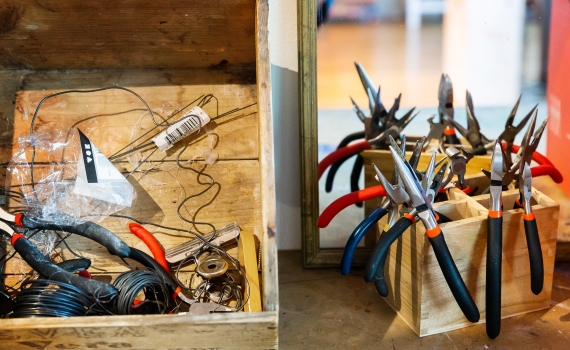 Tänger och andra verktyg i ateljén i bibliotek TioTretton. 