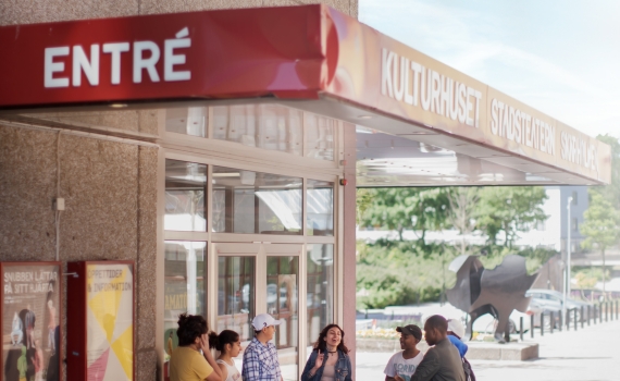 Ungdomar står utanför huvudentrén på Kulturhuset Skärholmen