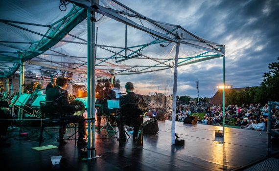 Musiker på scen i Galärparken.
