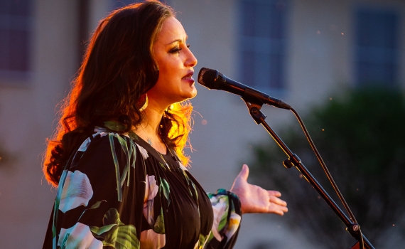 Lisa Nilsson uppträder i Galärparken.