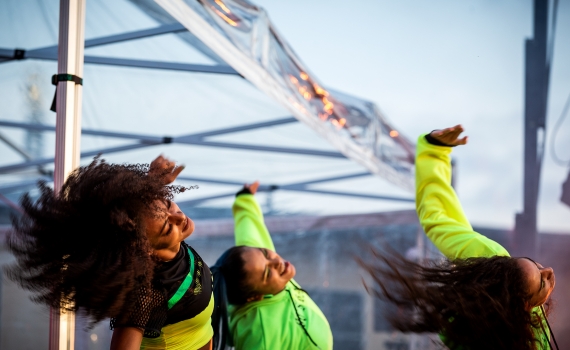Binta Coker & Blackout uppträder i Galärparken.