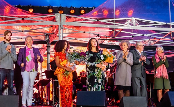 Fabian Fredriksson, Anne Sofie von Otter, Binta Coker, Lisa Nilsson, Katarina Ewerlöf, Sture Carlsson och Kerstin Brunnberg vid utdelningen av Bennypriset i Galärparken.