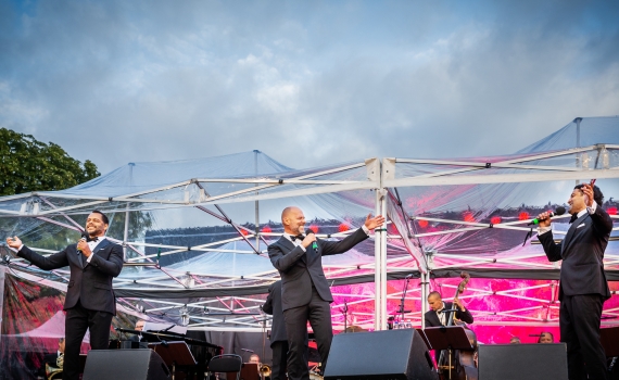 Karl Dyall, Joakim Bergström och Rennie Mirro uppträder på utdelningen av Bennypriset i Galärparken.